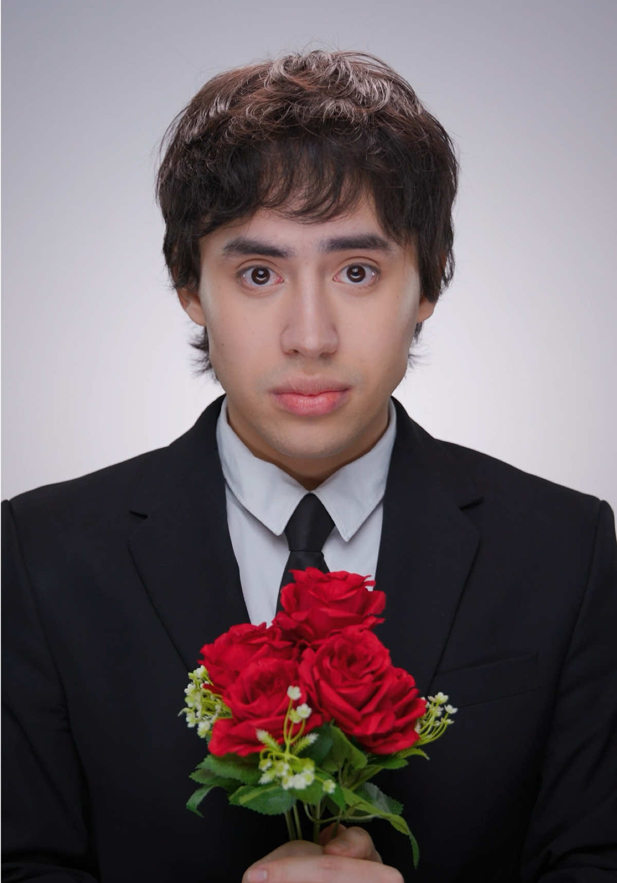 A post by @rafaelsantos on TikTok caption: 🌹🌹✨ #makeup 