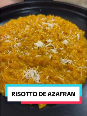 A post by @chefrobertaofficial on TikTok caption: 🇮🇹🍚 COMO HACER EL RISOTTO DE AZAFRÁN ⚠️🇮🇹 🌍 Todo el mundo de Chef Roberta ya está en un solo lugar: 👉 chefrobertaofficial.com (link en la Bio del perfil) 📚 Recetas auténticas, artículos exclusivos, clases, showcookings y… 📖 Muy pronto: la Accademia Online y el libro oficial. 📩 ¿Dudas, cursos privados o colaboraciones? Contáctame desde la web. 🇮🇹 Si amas la cocina italiana de verdad… empieza aquí.  #aro#aromaromacostarican#sanjosen#sanjosecostaricao#aromaromasanjosez#pizzacostaricaz#pizzaitalianao#aromaromapizzeriaz#pizzatimez#pizzaromanaz#pizzachefrobertan#senticomescrocchiae#chefrobertarecetasz#pizzaloverz#pizzaencostaricao#foodz#pizzaencasae#chefrobertam#comidam#comidaitalianas#pastac#recetasc#recetaschefrobertac#recetasitalianasl#palaromanaz#pizzaromanaz#pizzapalaromanal#palaromanachefrobertazzachefroberta #risotto #risottodeazafrán 