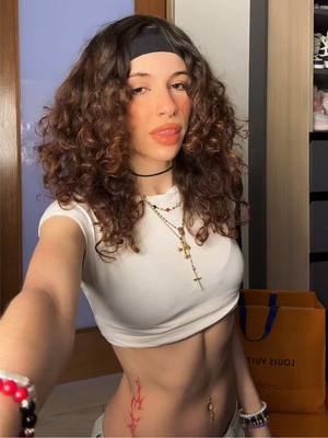 A post by @2raixx on TikTok caption: mami wassuup👩🏽‍❤️‍💋‍👩🏼 || #fy #fyp #wlw 
