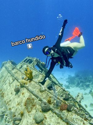 A post by @isabeladelgadou on TikTok caption: (Pt.19) Encontré un barco HUNDIDO 😥 se siente una energía extraña 😬 pero en el mar todo es hermoso! #lavidanoesaesthetic #isabeladelgadou #buceo #viajes 