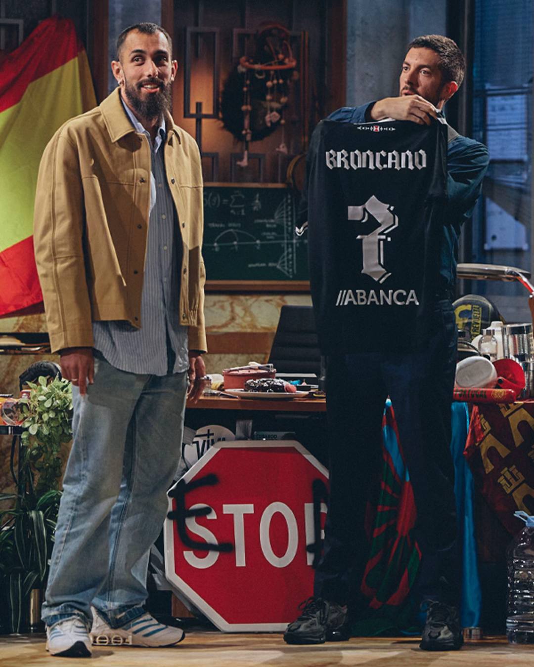 A post by @rccelta on TikTok caption: Bueno, si @Borja Iglesias Quintás lo dice, que así sea. Mañana se activa una nueva remesa de camisetas de 𝑶𝒍𝒊𝒗𝒆𝒊𝒓𝒂 𝒅𝒐𝒔 𝑪𝒆𝒏 𝑨𝒏𝒐𝒔 en rio1923.gal El trato ha merecido la pena, @La Revuelta 🤝 #RCCelta #BorjaIglesias #LaRevuelta #Broncano  #TikTokFootballAcademy #DeportesEnTikTok 