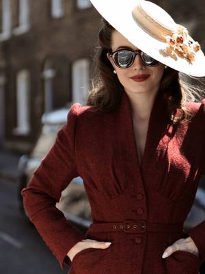 A post by @s.nova.vintage on TikTok caption: London, baby! Walking in style with @Lena Hoschek suit and @Rosecherieparis hat!  #1950sdress #vintageglamour #vintageglam #1960s #1960sfashion #oldmoneystyle #vintagehair #1950sstyle #1950sfashion #retrohair #50sstyle #vintagehat #classichollywood #vintageblogger #truevintage #vintagemakeup #vintagevogue #fifties #fiftiesstyle #oldmoneyaesthetic #classystyle #elegantstyle #truevintageootd #vintagehollywood #vintageblog #diorcouture #40shair #retrohair #retrohairstyle #londonstyle #tweedrun #tweedsuit #peakyblinders 