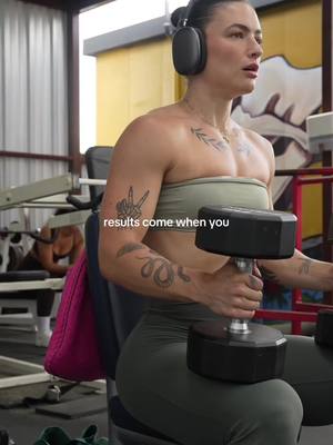 A post by @kellylmatthews on TikTok caption: 🔗 ïn b!0 to 🚂 #strengthtraining #transformation #gymmotivation 