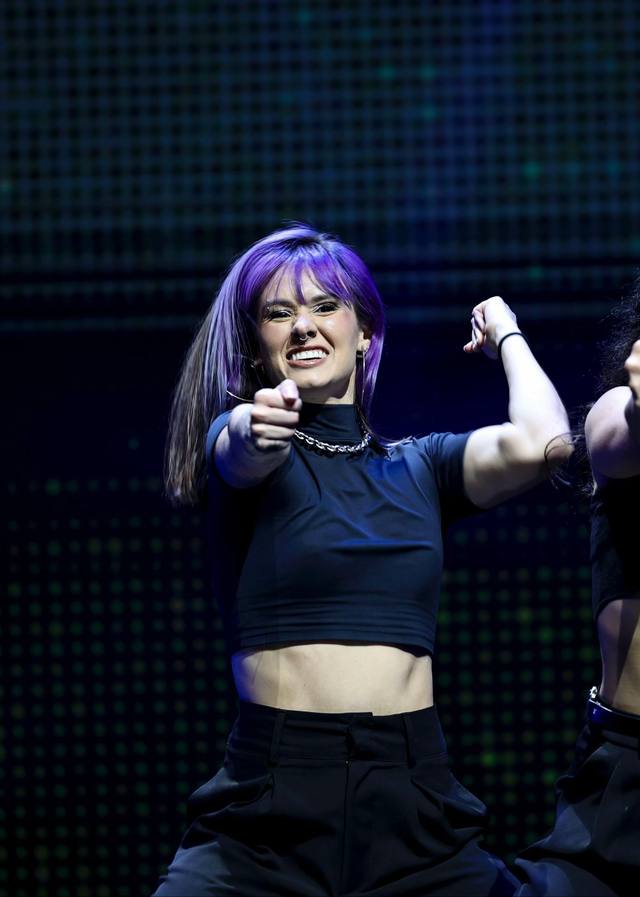A post by @juliakbarni on TikTok caption: fotos aleatórias tiradas enquanto eu dançava. dá de ver que desde sempre gostava de me expressar, me fazia sentir bem e confiante.  Dança é isso, é expressão ♥️ Feliz dia internacional na dança