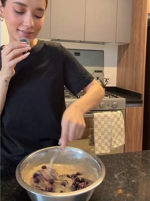 A post by @quesito_oaxaca on TikTok caption: Soy chef y hago panques de platano con mora azul 🍌🫐🍞