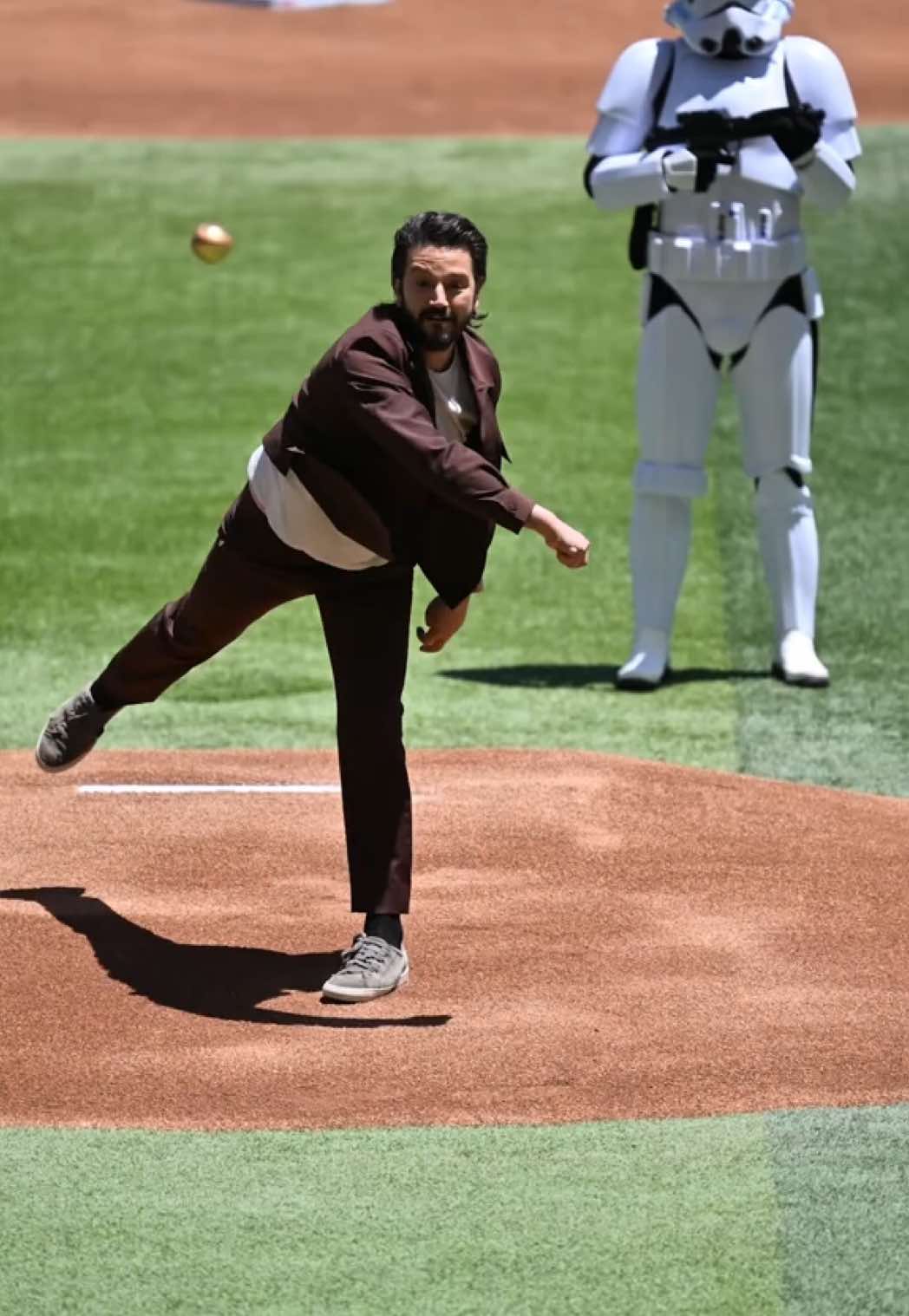 A post by @disneyplusla on TikTok caption: Un viaje increíble. Diego Luna, Genevieve O’Reilly y los fans de #Andor celebran el final de esta historia en Ciudad de México 🇲🇽. #DiegoLuna #StarWars #DiablosRojos #Mexico #genevieveoreilly #cassianandor #monmothma 