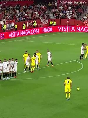 A post by @cadizclubdefutbol on TikTok caption: Hace tres años que Lucas Pérez anotó este 𝙂𝙊 𝙇𝘼 𝙕𝙊 ante el Sevilla💥 #Lucas #Sevilla #Cádiz #Falta