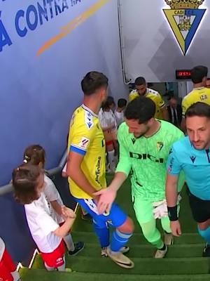 A post by @cadizclubdefutbol on TikTok caption: La ilusión de este pequeño cadista al saludar a los jugadores en el túnel de vestuarios #Cádiz #Ilusion #Cadista