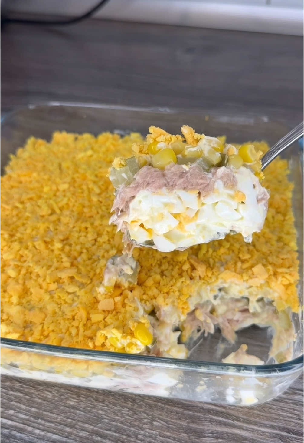 A post by @tanya_kalyagina on TikTok caption: А вот и не угадали… Это не МИМОЗА! А салат в миллион раз вкуснее 😋 ⠀ Давай соберём больше ❤️ и «Спасибо за рецепт!» Больше полезного и вкусного в моем ТГ КАНАЛЕ ❤️ ссылка в шапке профиля ☺️ ⠀ Вам понадобится: ▫️яйцо вареное 4-5 шт ▫️майонез ▫️консервированный тунец 2 б ▫️маринованные огурцы 4-5 шт ▫️консервированная кукуруза 1 б ▫️фиолетовый лук ⠀ Приятненького аппетита 😋