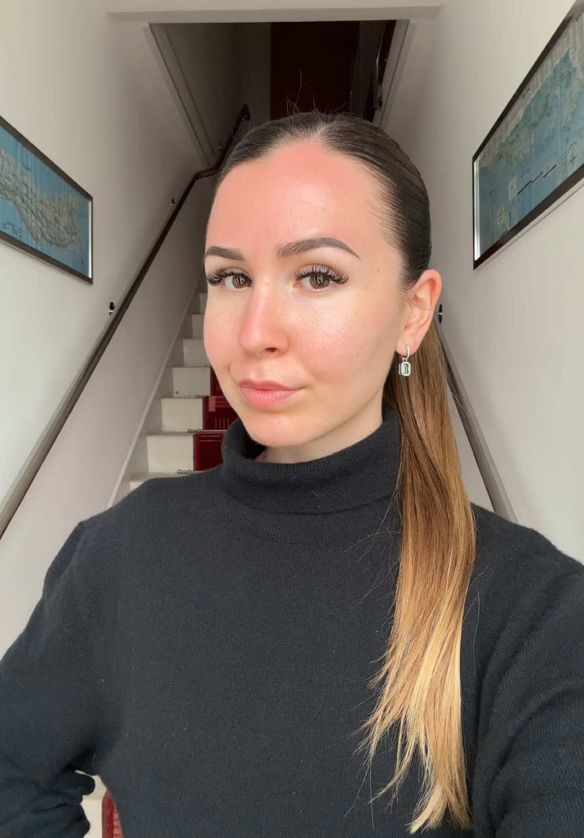 A post by @typischkassii on TikTok caption: Aber wie viele Haargummis habe ich bitte im Haar?! 😂