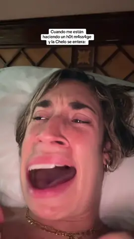 A post by @aleagullosm on TikTok caption: Cuando me están haciendo un h0t m4ss4ge y la Chelo se entera JAJAJA #HUMOR #mama #aleagullosm #caracuadrada 