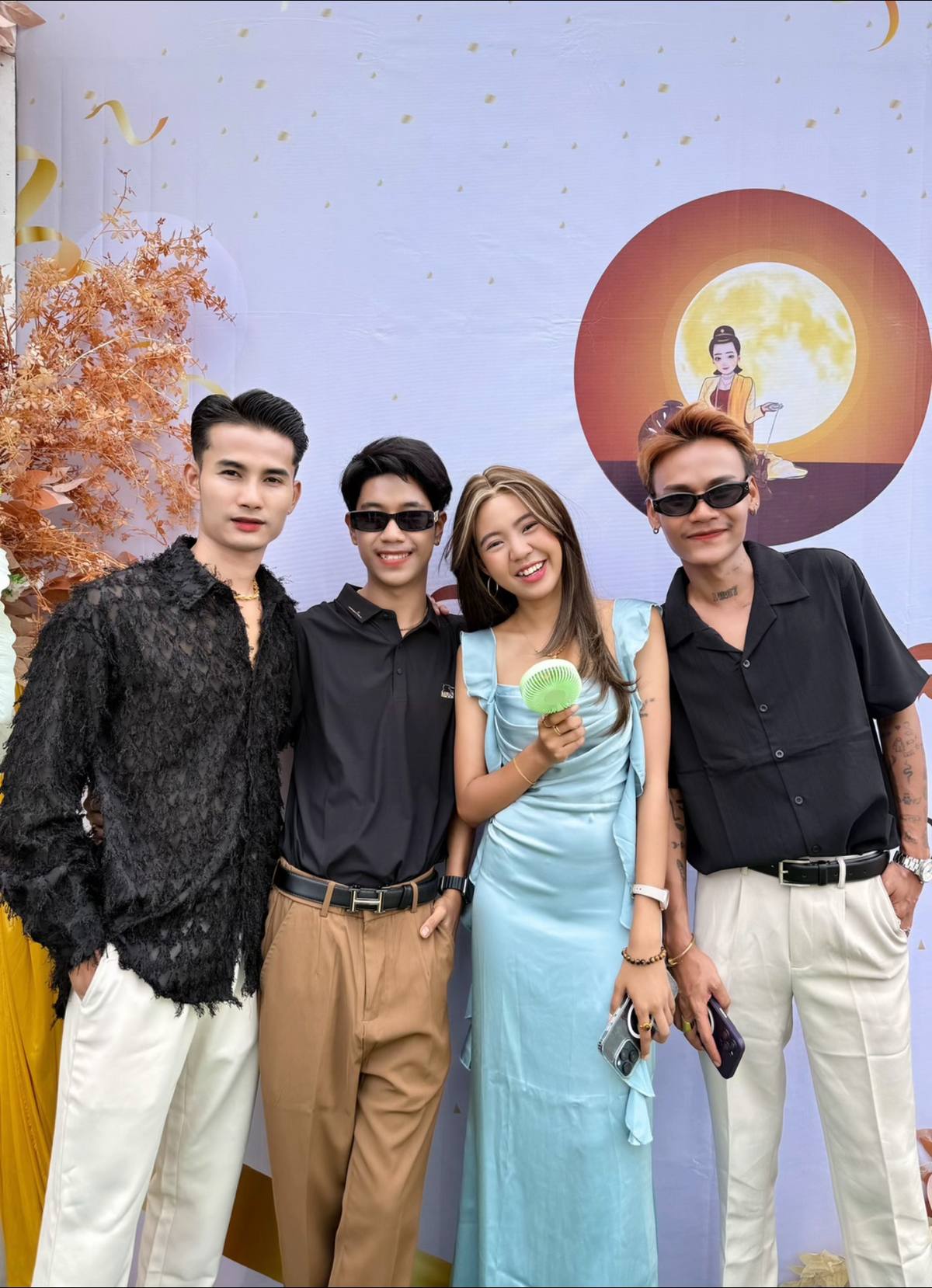 A post by @unay70000000 on TikTok caption: နောက်ဆုံးပုံက အသက်🤭@🐲 Nay Min Myat 🐲 @MinThet(Deep) @Phyo Thuta Paing @👑 Wine Lay 👑Y👑 #unaymin7000000 