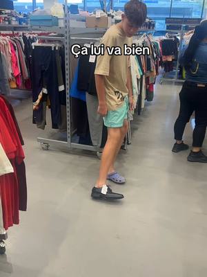 A post by @thewalkinkdad on TikTok caption: Ça lui va bien @🐸Neyto 🐸 #humour 