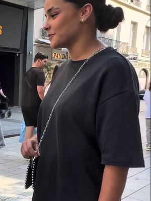 A post by @lelyonnais_ on TikTok caption: Dit moi ta combien d’argent je te double la somme #lyon #lelyonnais #cadeau #drole #argent #humour 