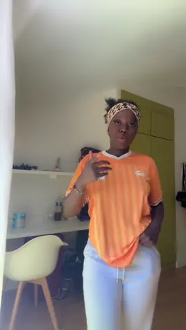 A post by @skinnyladiamandnoir on TikTok caption: Amusement est mieux que  palabre 😁😁