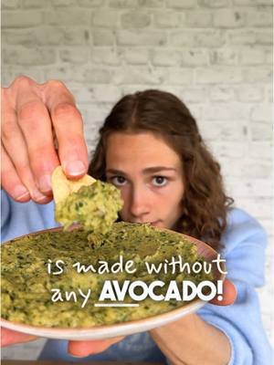 A post by @fitgreenmind on TikTok caption: Guacamole without avocado??? 🥑  Sí (comments are open for cool names haha 👇).😎 It might not taste exactly like guac buuut it’s delicious and a fun alternative if you also can’t afford avocados in this economy…😅. RECIPE (4 servings, 25min prep time): -1 big zucchini -1 onion -2 cloves garlic Roughly chop and sauté in a pan with oil for 10mins until softened. Add to a mixing jug or big container. -juice of 1/2 lime -salt and pepper to taste -a bunch of cilantro Blend until smooth and enjoy as dip or spread. It’ll last in the fridge up to 4 days. 😋 - Guacamole ohne Avocado??? 🥑 Sí (Kommentare sind offen für coole Namensideen haha 👇). 😎 Schmeckt vielleicht nicht ganz wie Guac, aber ist sehr schmackofatz – und perfekt, wenn man keinen Kredit für Avocados aufnehmen möchte …😉 REZEPT (für 4 Portionen, ca. 25 Min. Zubereitungszeit): * 1 große Zucchini * 1 Zwiebel * 2 Knoblauchzehen Grob schneiden und in etwas Öl 10min anbraten bis alles weicher ist. Dann ab in einen Mixer oder ein hohes Gefäß. * Saft von 1/2 Limette * Salz & Pfeffer nach Geschmack * eine gute Handvoll frischer Koriander Alles cremig mixen – fertig ist dein Dip oder Brotaufstrich! Hält sich im Kühlschrank bis zu 4 Tage. 😋 #veganfood #easyrecipes #easyveganrecipes #guacamole #quickrecipes 