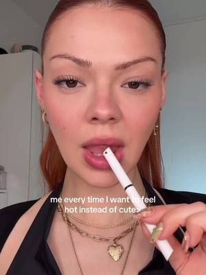A post by @mimiermakeup on TikTok caption: tight lined liner siren eyes will do it every time 🤝 #makeuphacks 