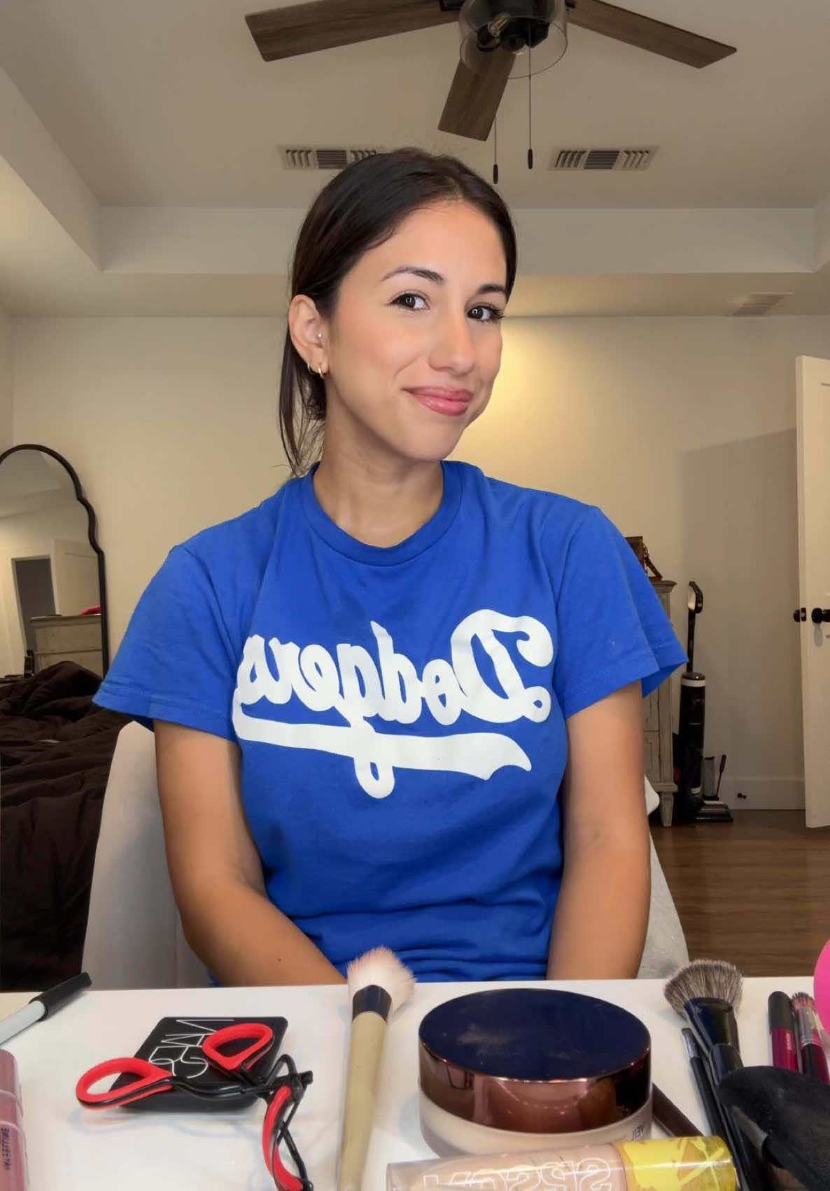 A post by @hannahsifuentes_ on TikTok caption: Please, I know nothing about makeup 