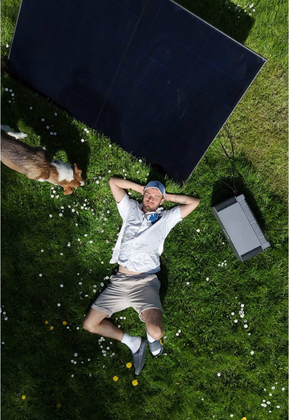 A post by @samuelbartz on TikTok caption: Anker SOLIX solarbank 3 pro Ich bedanke mich recht herzlich für diese geile Zusammenarbeit. Ich habe die Anker SOLIX solarbank 3 Pro in meinem Garten installiert und kann sie nur wärmstens an jedem weiterempfehlen.  Sie ist perfekt um dein eigenen Solarstrom zu generieren und zu speichern – ob auf dem Balkon, auf der Terrasse, im Garten oder sogar auf dem Garagendach. 😎⚡ Was macht das Teil besonders? ✅ Speicher für deinen Solarstrom ✅ Steuerung easy per App ✅ Bis zu 4 Systeme parallel – mehr Power, wenn du willst ✅ Und das Beste: Die Installation ist super einfach – kriegst du locker selbst hin! Einstecken, Sonne tanken, Strom sparen – fertig. 🌞💡 🎥 Schau dir das Video an und erfahr, wie du mit der Solarbank dein eigenes kleines Kraftwerk startest! #ankersolix#Solarbank3Pro #Anker #Balkonkraftwerk #Stromsparen #ad #TerrasseGartenDach #EnergieSelbstgemacht #SolarPower#balkonkraftwerkmitspeicher @ankersolix_de 