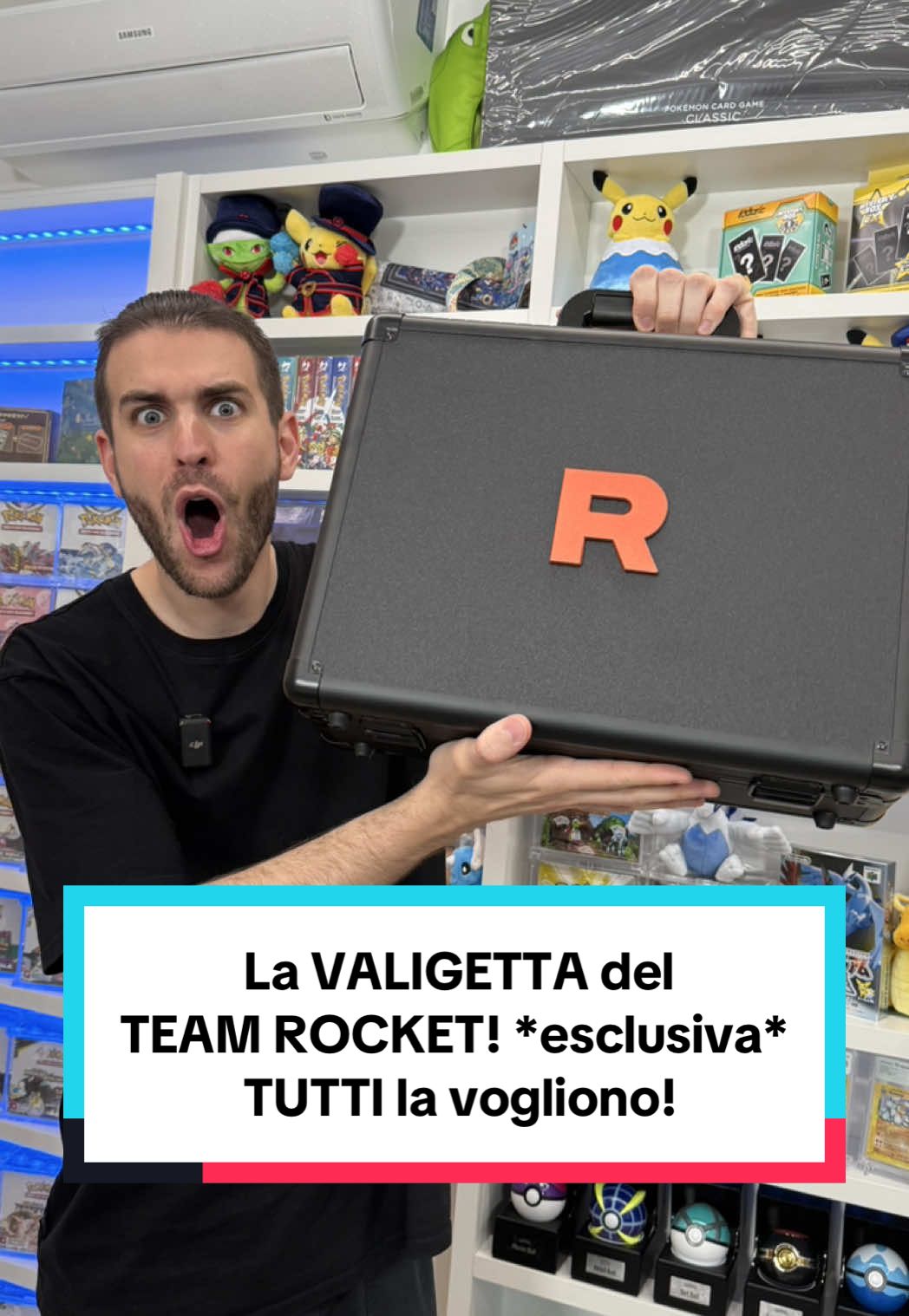 A post by @federic95ita on TikTok caption: Un prodotto esclusivo… da veri membri del Team Rocket! Oggi apriamo la valigetta celebrativa del Team Rocket, rilasciata solo tramite lotteria ufficiale sul Pokémon Center Giapponese, in occasione dell’espansione The Glory of Team Rocket.  Guarda il video fino alla fine per scoprire cosa c’è dentro questa valigetta oscura del mondo Pokémon! #f#federic95itaf#federicstorep#pokemonC#CartePokemonP#PokemonItap#pokemonscarlattop#pokemonviolettoP#PokemonTCGP#PokemonCardsP#PokemonCommunityP#PokemonCollectorG#GottaCatchEmAllP#PokemonTradingCardGameT#TCGCommunityP#PokemonCollectiont#teamrocket