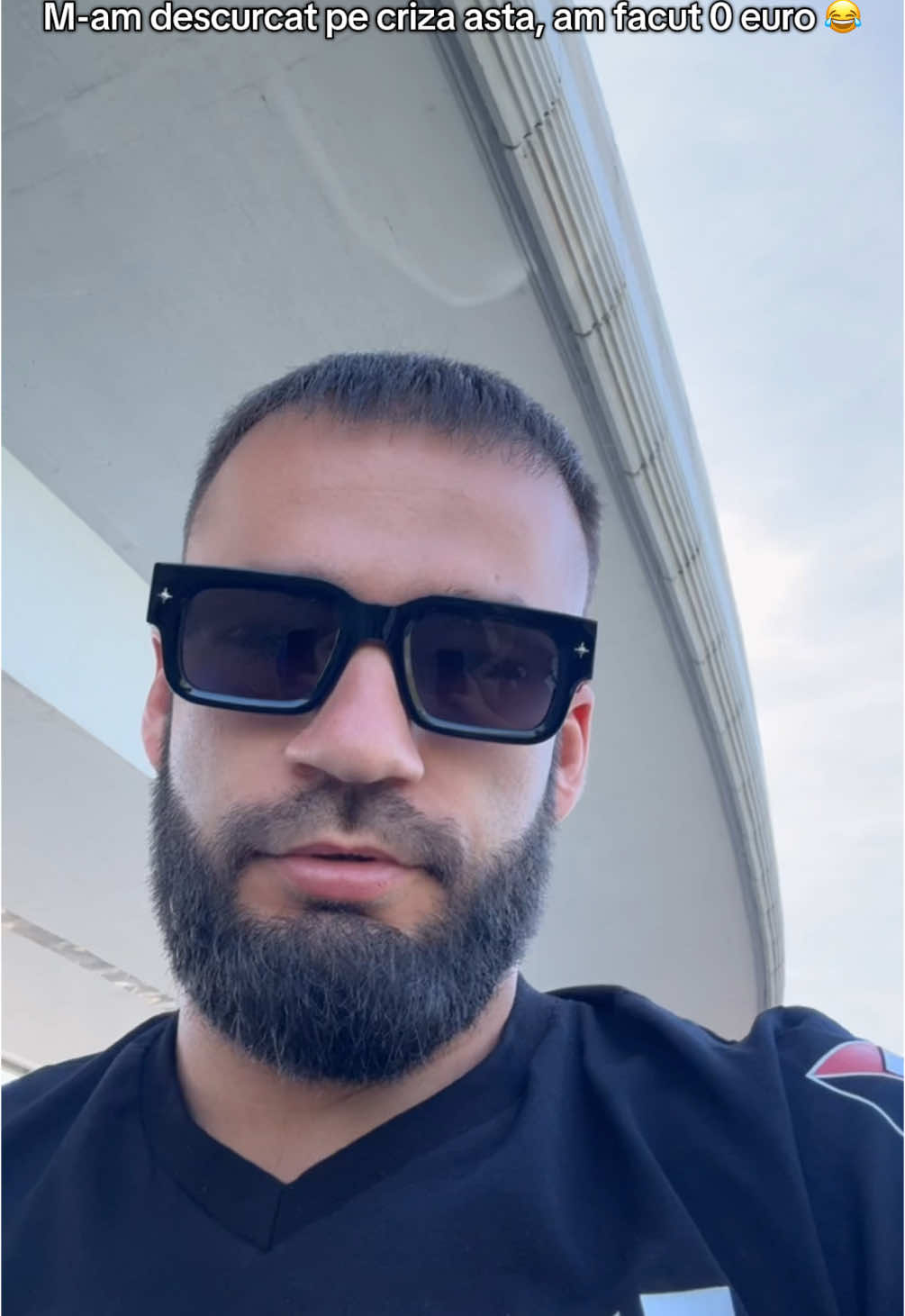 A post by @yamatozaharia on TikTok caption: M-am descurcat pe criza asta, am facut 0 euro 😂  #portugal🇵🇹 #blackout #begging #euro #yamato 