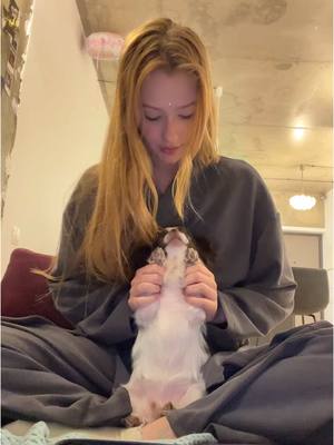 A post by @chetverkam on TikTok caption: я знаю что делаю много ошибок но я просто люблю петь 