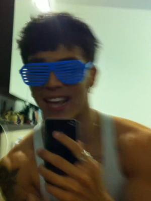 A post by @thesamjorden on TikTok caption: never letting go of my iphone 4 #2010s #iphone4 