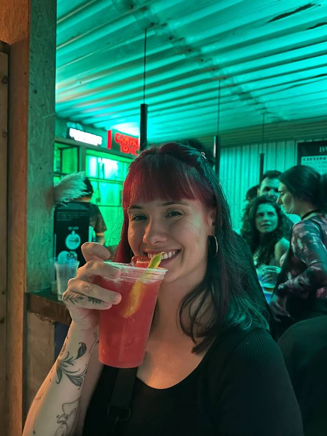 A post by @juliakbarni on TikTok caption: obrigada abril ♥️