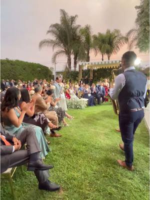 A post by @colaccisax on TikTok caption: Uno de los momentos más esperados , ingreso de novia 👰🏻 #colaccisax #diseloconsaxo #saxoparabodas #saxoparaeventos 