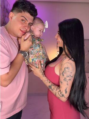 A post by @karelyruizoficial01 on TikTok caption: Llegó el momento de presentarles a Madisson a todas las tías de tik tok 💗😍 es hermosa yo les tenía planeado en Paris 😭 pero mi bebé resalta donde sea #parati #fyp #viral #bebes #maternidad #bebe #mamaprimeriza 