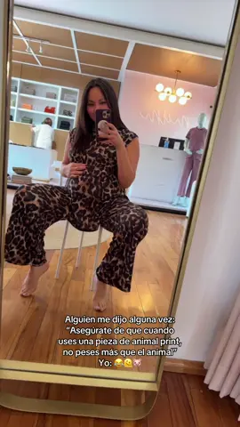 A post by @orianagonzalez4 on TikTok caption: Que bendito problema! Cuantas semanas tengo? Las leo! ❤️‍🩹💕 #embarazo #primeriza #mama #life #animalprint #me 