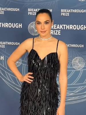 A post by @sof...gnz on TikTok caption: 💙✨😍✨💙 #galgadot #happybirthday  #galgadotwonderwoman #sofgnz 