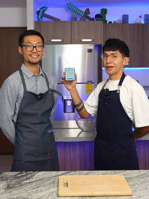 A post by @chefenproceso on TikTok caption: ¡La comunicación no va a ser un problema para hacer unos dumplings desde cero! 😎 #chefenproceso #HONORMagic7Pro #publicidad 