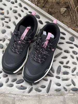 A post by @berdievgabinii on TikTok caption: #tiktokshop #springtok #shoes #womenshoes #safetyshoes 