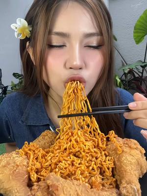 A post by @meiqueen111 on TikTok caption: Mukbang មីគោក ខ្លាឃ្មុំក្រហមឆ្ងាញ់រសជាតិសាច់មាន់ហឹរ 😋 #spicychickennoodles #food #foryoupage❤️ #cambodia #Redbearឆ្ងាញ់