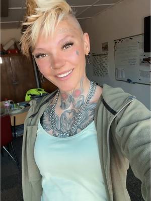 A post by @bauer_eule on TikTok caption: Wer ist heute auch arbeiten? 😋