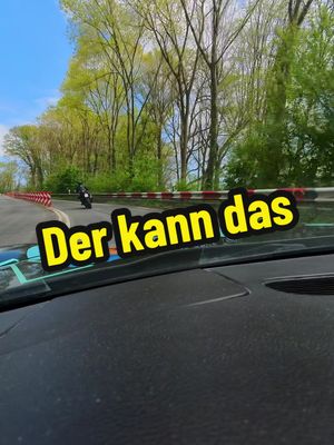 A post by @verkehrsguru_official on TikTok caption: Autofahrer unterschätzen Motorradfahrer meistens in der Geschwindigkeit. Deswegen immer doppelt aufpassen #theorieprüfung #lernen #tipps #fahrprüfung #theorie 