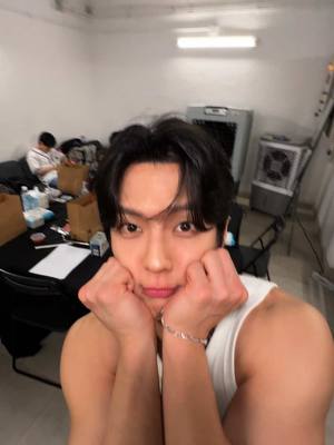 A post by @btob.company on TikTok caption: 다랏다랏다라닷닷🤍 폭쭈람찌₍⸍⸌̣ʷ̣̫⸍̣⸌₎💨 #비투비 #BTOB  #이민혁 #LEEMINHYUK