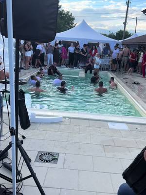 A post by @florinelioana on TikTok caption: #fyp #boom @Florinel Ioana @Tanu Music @Lacramioara Va pupă tata din piscină 😂🤦‍♂️❤️