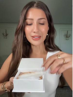 A post by @goozdeyle on TikTok caption: Gücünü zarafetinden alan tüm kadınlara… Bazı parçalar sadece bir aksesuar değildir… bir duruş, bir ifade, bir hatırlatmadır. Leopardess, Latince’de dişi leopar anlamına gelir. Leoparın zarif ama güçlü duruşunu, doğanın karmaşık güzelliğini ve kadının derin ruhunu taşır. Her kadının içinde bir leopardess vardır: güçlü, bağımsız, ama zarif ve şefkatli. Desenler, kadının katmanlı yapısını anlatırken; esnek zincir, hayata uyum sağlama gücünü simgeler. Bükülür ama kırılmaz. Tıpkı kadının içindeki o sessiz ama sarsılmaz güç gibi. Leopardess… sadece bir takı değil. Taşıyan kadının içsel gücünü, zarafetini ve kendini ifade etme cesaretini anlatan bir sembol. Devon by Angels  reklam