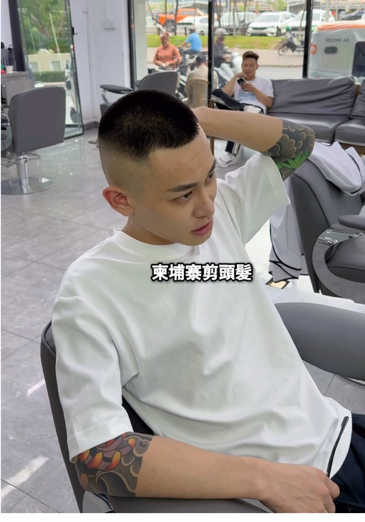 A post by @mix_1357 on TikTok caption: 別問為什麼，來這剪髮 選8號技師就對了 題外話：駱凡答應願意開始跟我一起拍影片了，想看留言打想看🤣 #tiktok #上推薦通知我 #推薦 #tik_tok #pk #流量 #正能量 