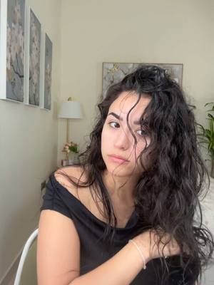 A post by @yaraaziz on TikTok caption: جد هاد المنتج ريحني كثير! بنصحكن تجربوه❤️ #VichyHaircare #MEvsDANDRUFF #parteneredwithvichy @Vichy Laboratoires 