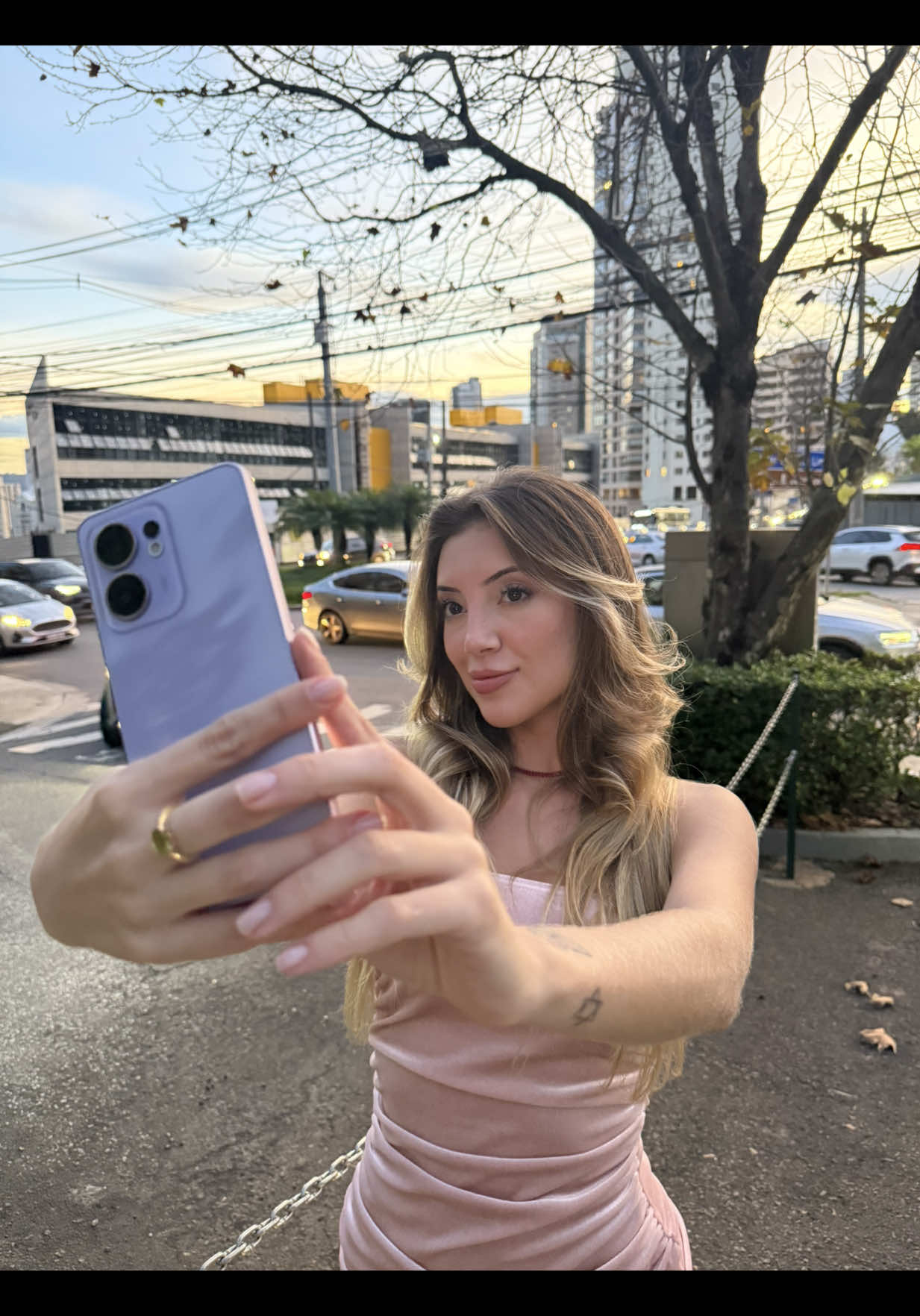 A post by @taynavictoria on TikTok caption: Capture momentos perfeitos com o OPPO Reno13. Com suas funções AI, cada clique é otimizado para capturar cores, luzes e detalhes de forma incrível — sem esforço. Garanta já o seu. Visite o site da @OPPO Brasil e confira. Ah, uma dica: adquirindo seu aparelho no site MAGALU, você pode usar meu cupom CPGUDDKQKW e garantir R$300,00 de desconto até o dia 11/05. Aproveita! #OPPOBrasil #Reno13Series #OPPOAIPhone #MakeYourMoment #DesafioOPPOAI 