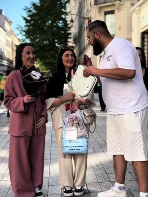 A post by @lelyonnais_ on TikTok caption: Donne le bon poids et gagne un cadeau 🎁 #lyon #lelyonnais #cadeau #drole #drole #argent #argent 