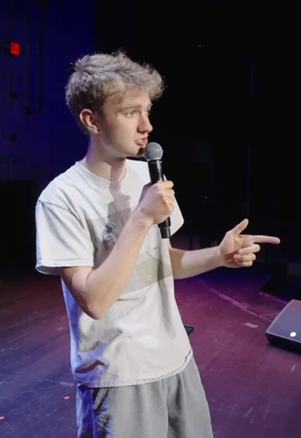 A post by @tommyinnit on TikTok caption: i am doing stand up comedy in the USA and you can watch me LIVE! >> tommyinnit.com <<