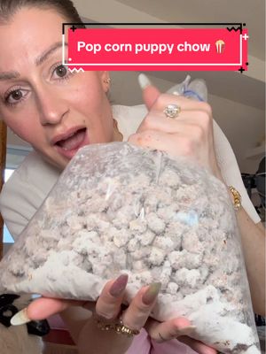 A post by @poopiblh on TikTok caption: La recette des POP CORN 🍿 Puppy Chow !! Snack choco beurre de cacahouète 🍫🥜 au TOP ✨ #recette #popcorn #food #snack #dessert #chocolat #peanutbutter #trends 