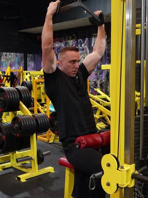 A post by @gorrinofuerte on TikTok caption: He probado la rutina de espalda y bíceps de Cbum *10 ejercicios*#bodybuilding #fitness #culturismo #gym #cbum
