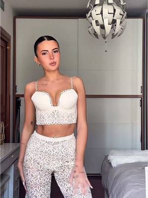 A post by @sonocamillina on TikTok caption: Ho AMATO questo look primaverile con il bustier di @Intimissimi 💐🍄💛🌺#Intimissimi #adv #Intimissimigirls 