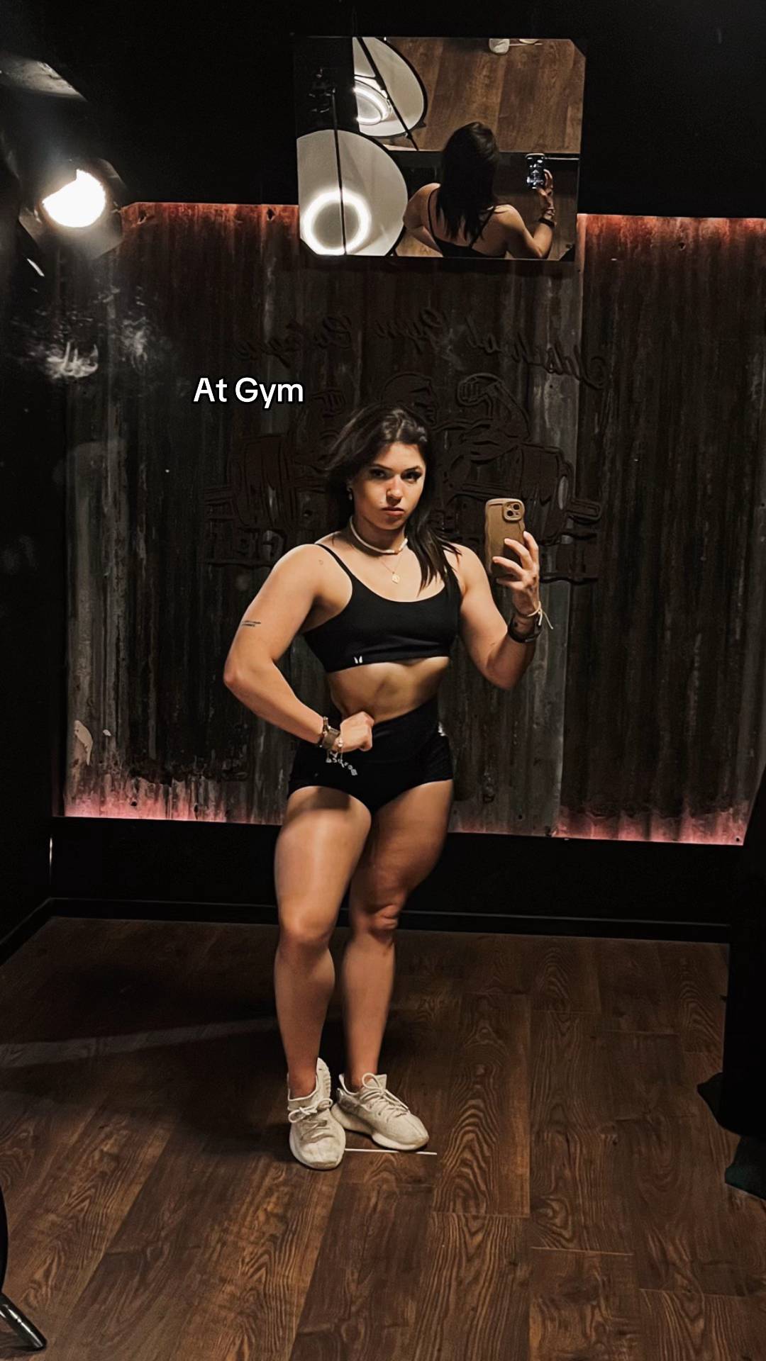 A post by @clairelec_fit on TikTok caption: « Tu rayonne »☀️ #gym #gymgirl #wellness 