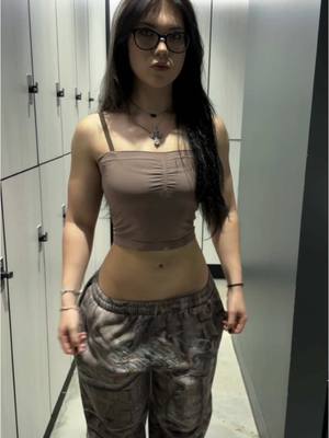 A post by @nataliluvr on TikTok caption: my waist went missing help!! @Gymshark code “LUVR” #gym #gymtok #foryou #fortnite 